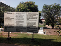Regulamento dos agentes de segurança exposto no Museu do Genocídio Tuol Sleng S-21, Camboja