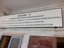 Placa explicativa sobre o uso do Prédio A como centro de tortura na antiga prisão S-21, Museu Tuol Sleng, Camboja