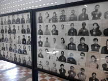 Painel com retratos em preto e branco de prisioneiros da S-21 expostos no Museu do Genocídio Tuol Sleng em Phnom Penh