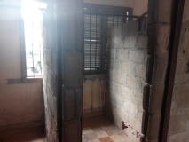 Interior de cela de tijolos da antiga prisão S-21 no Museu do Genocídio Tuol Sleng, Camboja