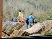 Moradores locais desembarcando nas pedras. Slow boat entre Pakbeng e Huay Xai no Laos