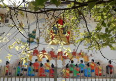 Fachada de um edifício com um tema budista
